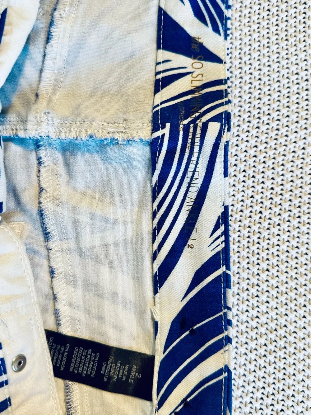 CHICO’S So Slimming Blue & White Abstract Cropped Ankle Jeans Pants — #LHP